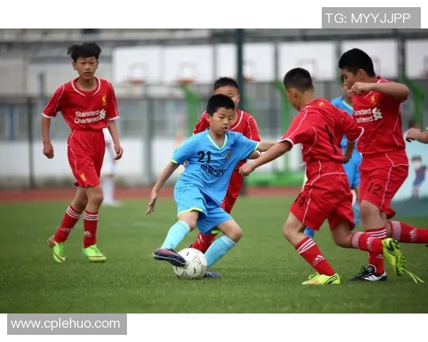 卡通足球明星们欢聚一堂同场竞技，畅谈足球梦想与未来挑战